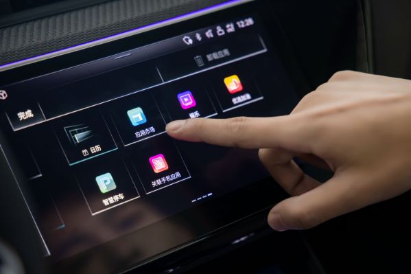 機器視覺的車載觸摸屏玻璃蓋板貼合應用